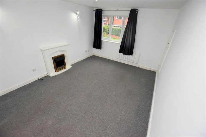 2 Bedroom Flat To Rent In Winchcombe Drive, Worcester, WR4