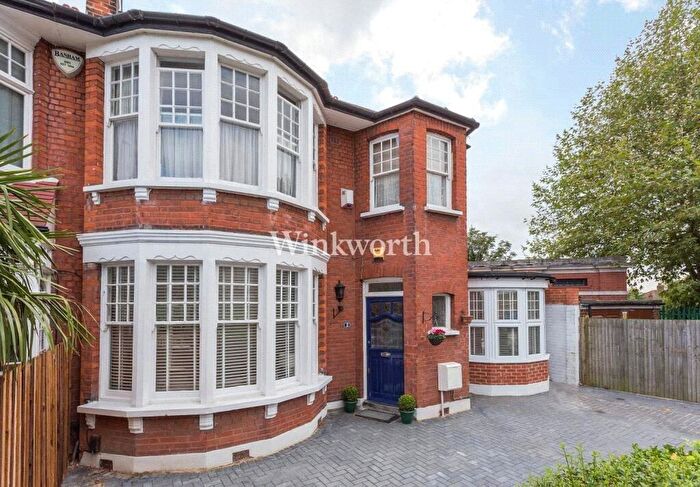 3 Bedroom End Of Terrace House For Sale In Riverway, London, N13