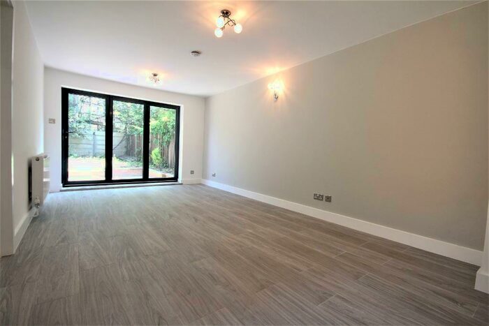 3 Bedroom Flat To Rent In Albion Road, Stoke Newington, London, N16