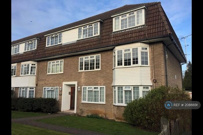 2 Bedroom Flat To Rent In North Parade, Chessington, KT9