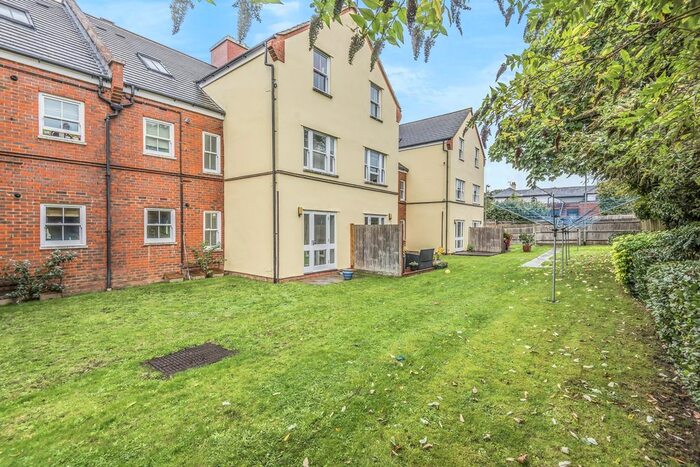 2 Bedroom Flat To Rent In Old School Close, Guildford, GU1