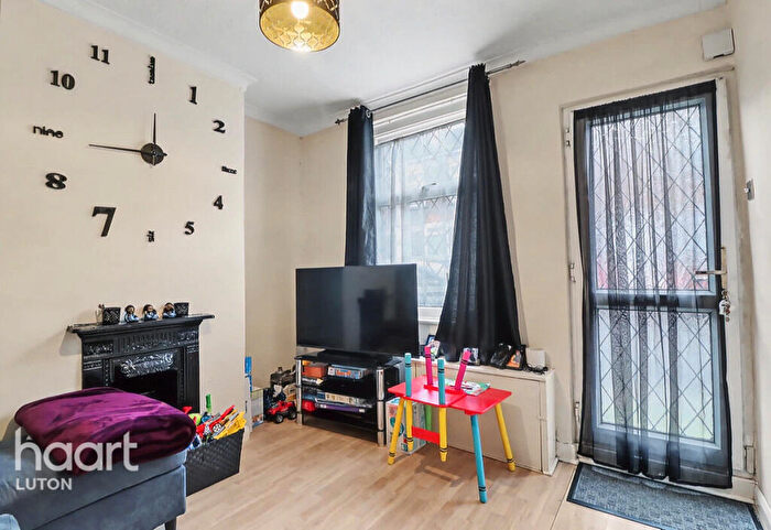 2 Bedroom Terraced House For Sale In North Street, Luton, LU2