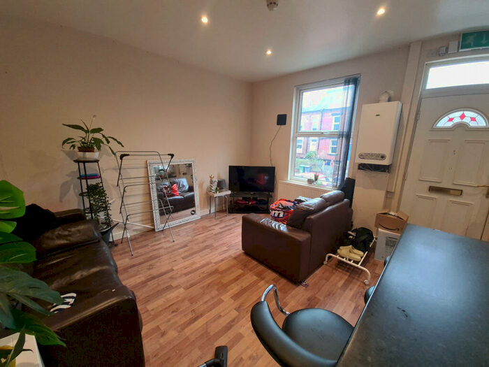 3 Bedroom House To Rent In Beechwood Row, Leeds, LS4