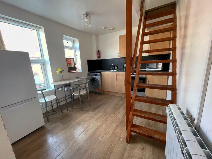 1 Bedroom Flat To Rent In B Broxholme Lane, Doncaster, South Yorkshire, DN1