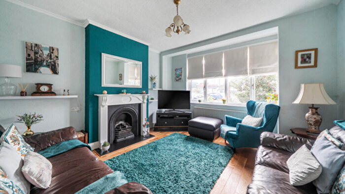 3 Bedroom End Of Terrace House For Sale In Pitfold Road, Lee, SE12