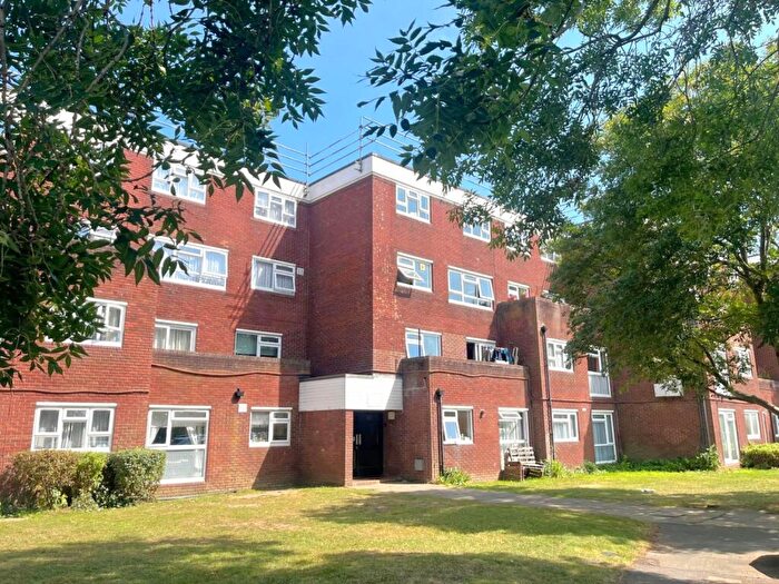 2 Bedroom Maisonette For Sale In Hazelmere Close, Leatherhead, Surrey, KT22