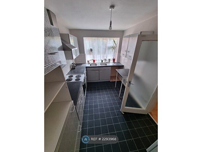 2 Bedroom Flat To Rent In Grosvenor Court, Salford, M7
