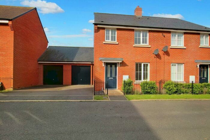 3 Bedroom Semi-Detached House To Rent In Honeypin Drive, Aylesbury, HP18