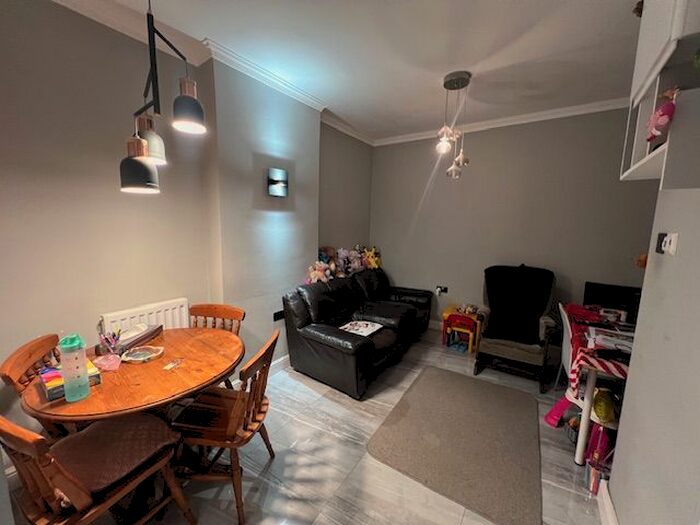 3 Bedroom Flat To Rent In Uxbridge Road, Hanwell, W7