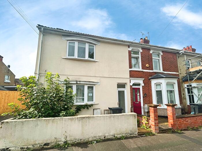 2 Bedroom Flat For Sale In Savernake Street, Old Town, SN1
