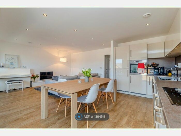 2 Bedroom Flat To Rent In Greenaway Apartments, London, SW4