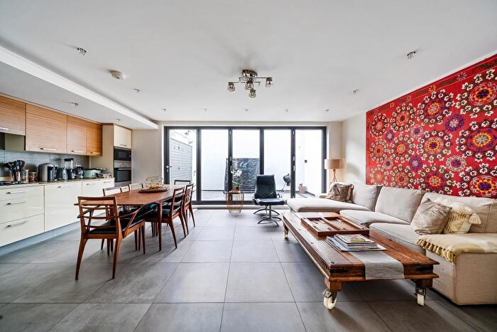 3 Bedroom Detached House For Sale In Brompton Mews, Finchley, N12