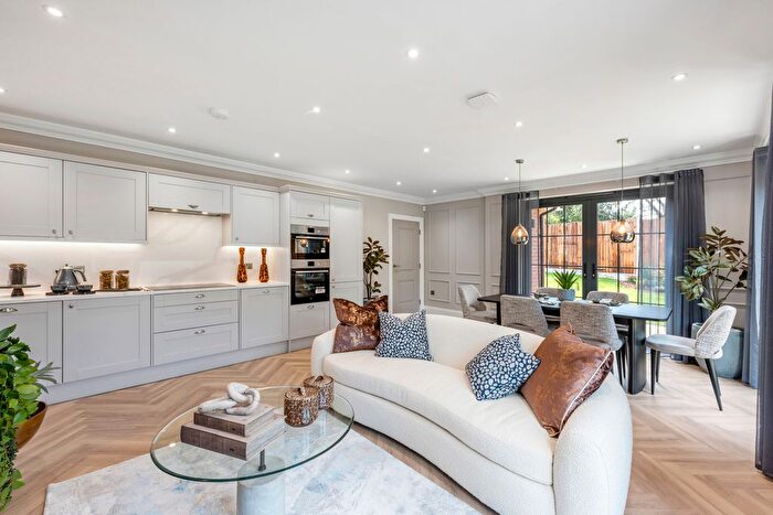 2 Bedroom Detached House For Sale In Barley Mow Lane, St.Albans, AL4