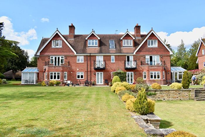 2 Bedroom Flat For Sale In Guildford Road, Fetcham, KT22