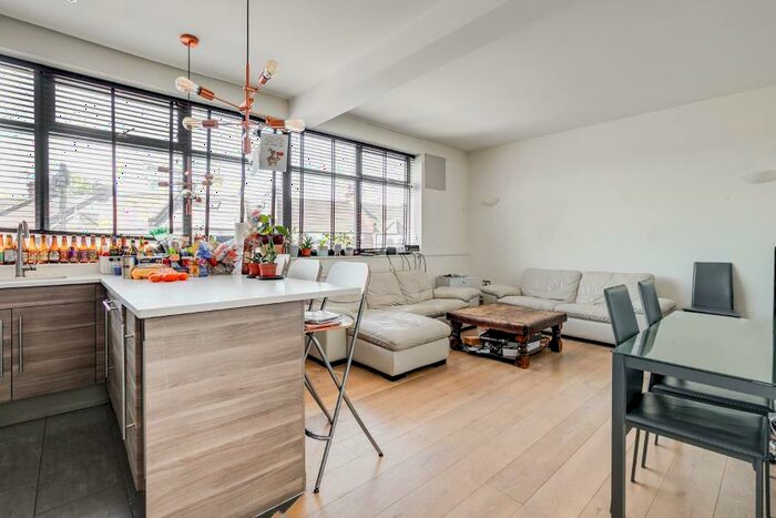 4 Bedroom Flat To Rent In Villiers Road, Willesden Green, NW2