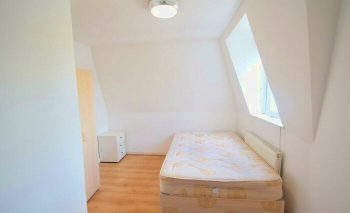 1 Bedroom Flat To Rent In Dollis Road, Mill Hill East, NW7