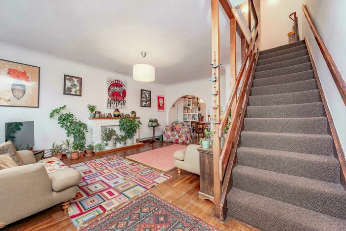 4 Bedroom Semi-Detached House To Rent In Half Moon Lane, London, SE24