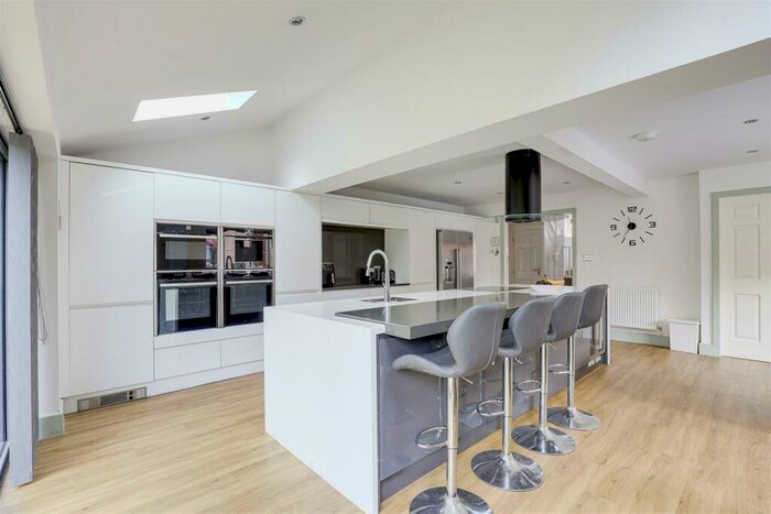 5 Bedroom Detached House For Sale In Hawthorn Close, Bleasby, Nottinghamshire, NG14