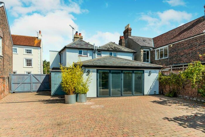 2 Bedroom Flat To Rent In West Street, Emsworth, PO10