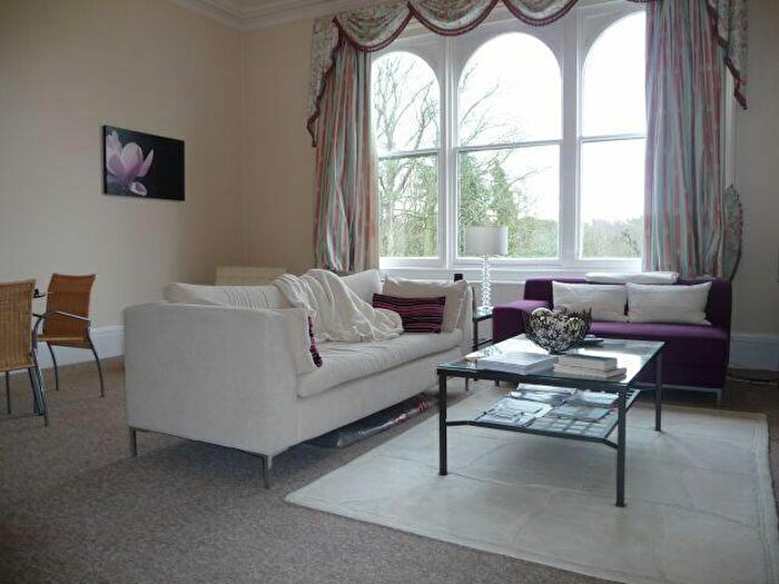 3 Bedroom Flat To Rent In Sandhurst Lodge, RG45