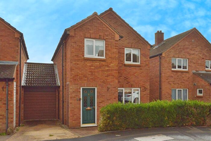 3 Bedroom Link Detached House For Sale In Broadpiece, Pennyland, Milton Keynes, MK15