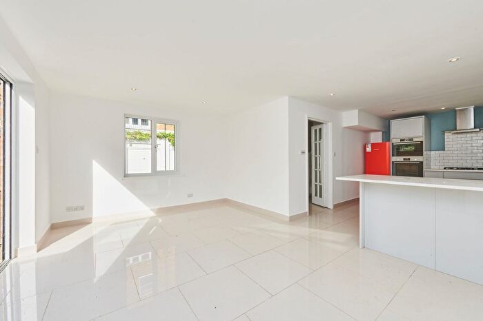 3 Bedroom Terraced House For Sale In Maltings Close, Barnes, SW13