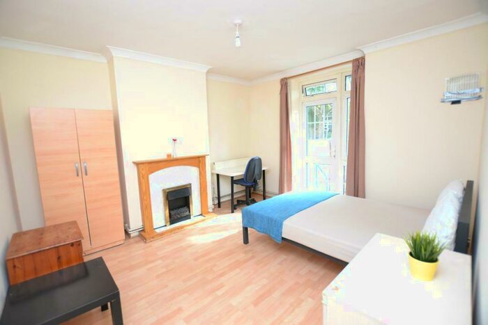 4 Bedroom Flat To Rent In Gill Street, London, E14