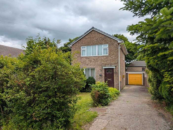 3 Bedroom Detached House For Sale In Bourbon Close, Bradford, BD6