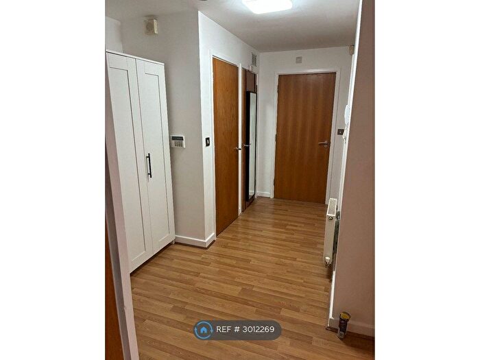 2 Bedroom Flat To Rent In Queen Mary Avenue, London, E18