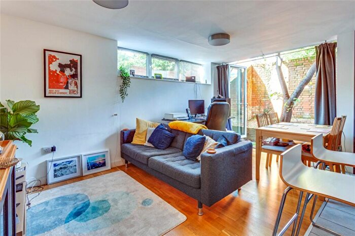 2 Bedroom Flat For Sale In Caxton Court, St Marks Road, Henley-On-thames, Oxfordshire, RG9