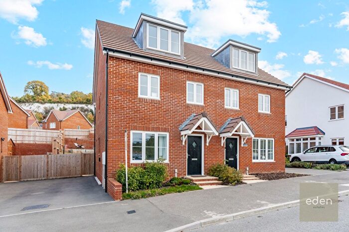 3 Bedroom Semi-Detached House For Sale In Worrall Drive, Wouldham, ME1