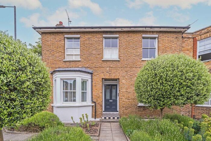 1 Bedroom Flat To Rent In Springfield Road, Kingston Upon Thames, KT1