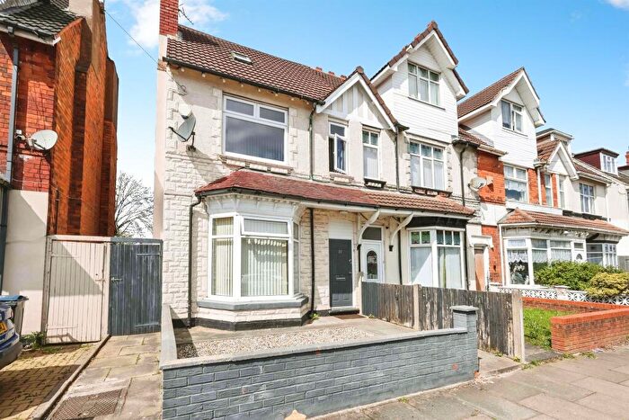 7 Bedroom Semi-Detached House For Sale In Henry Road, Birmingham, B25