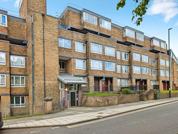 3 Bedroom Maisonette For Sale In Baxterwood Court, Arthurs Hill, Newcastle Upon Tyne, NE4