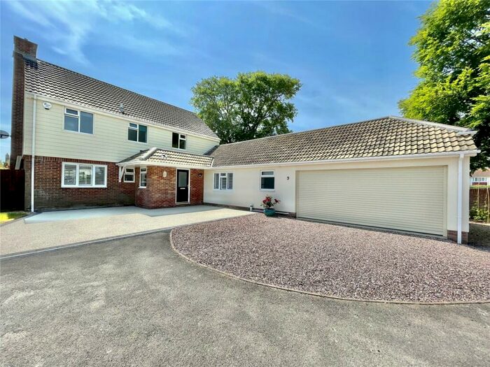 Houses for sale & to rent in BH23 4AZ, Falcon Drive, Mudeford And