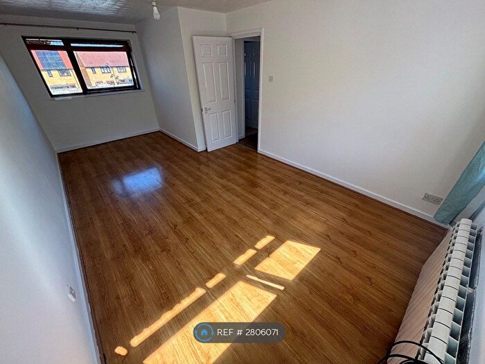 2 Bedroom Flat To Rent In Walnut Tree, Milton Keynes, MK7