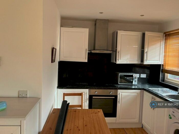 Studio To Rent In St. Johns Road, London, NW11