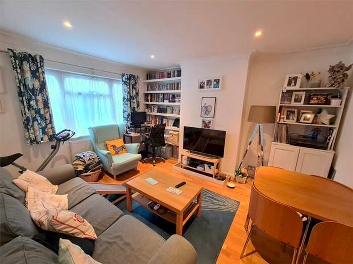 2 Bedroom Maisonette Flat To Rent In Hobbs Green, East Finchley, N2