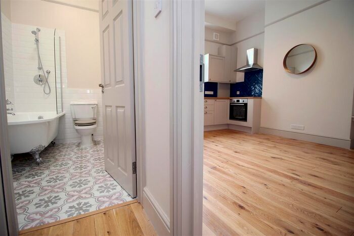 2 Bedroom Flat To Rent In Flat, Richmond Road, CF24