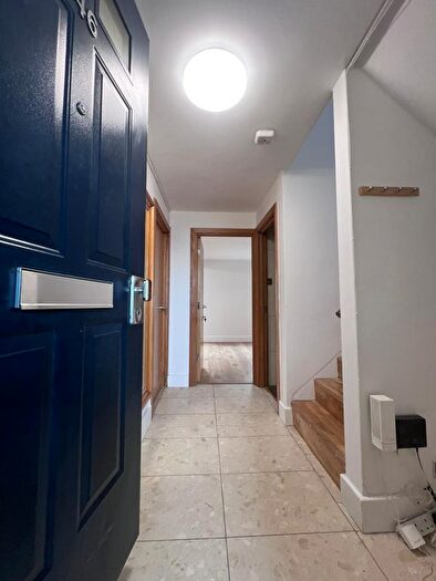 3 Bedroom Flat To Rent In Droop Street, London, W10