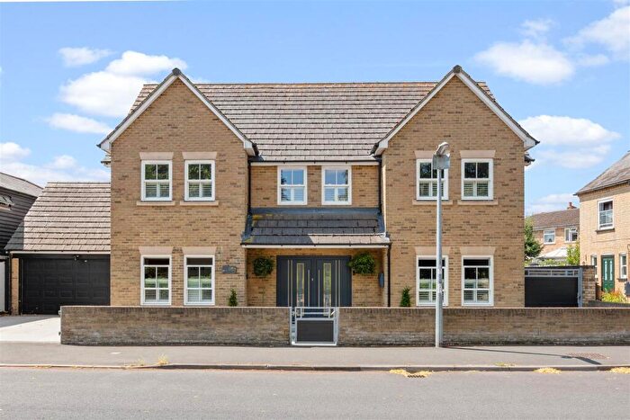 6 Bedroom Detached House For Sale In The Green, Stotfold, SG5