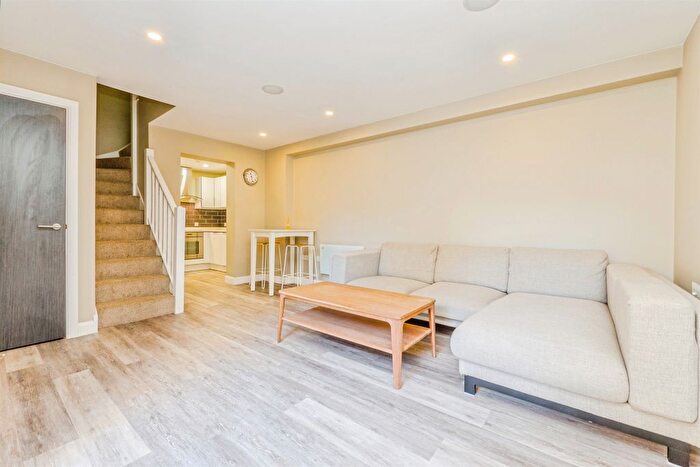 1 Bedroom Maisonette For Sale In Cathedral Road, Cardiff, CF11