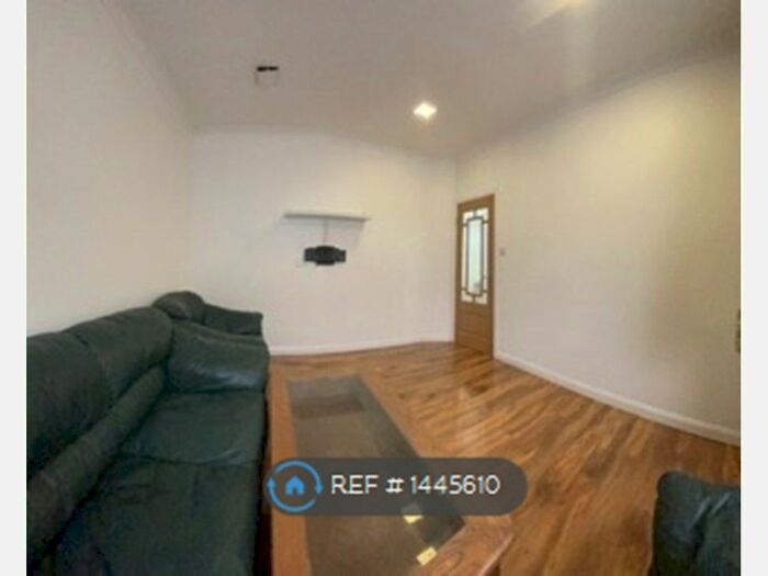 3 Bedroom Semi-Detached House To Rent In Hows Close, Uxbridge, UB8