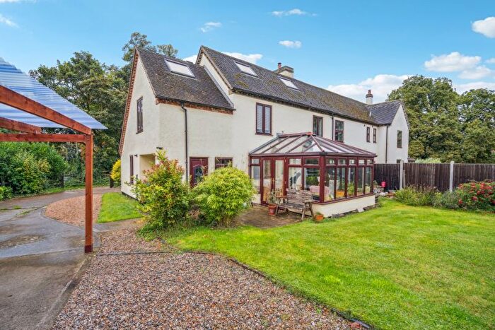 4 Bedroom Equestrian Property For Sale In Scotsgrove Cottages, Scotsgrove Near Thame, Oxfordshire, OX9