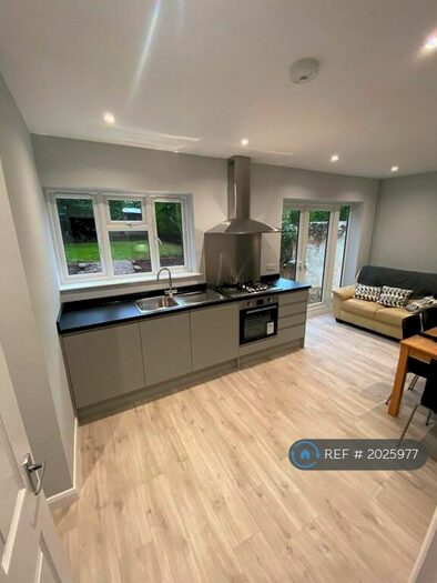 5 Bedroom Semi-Detached House To Rent In Lime Grove, Guildford, GU1