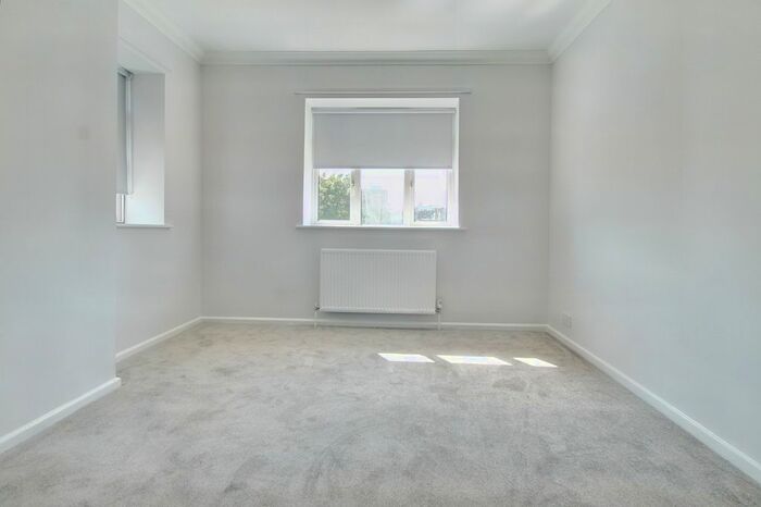 2 Bedroom Flat To Rent In Caldecot Court, () Camberwell, SE5