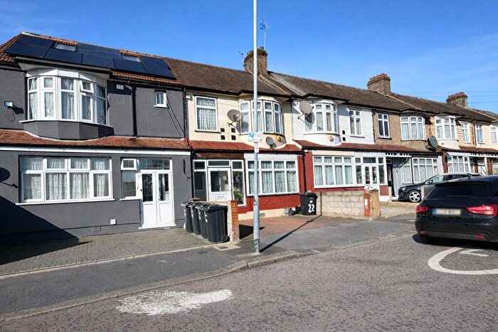 Apartment To Rent In Eltisley Road, London, IG1