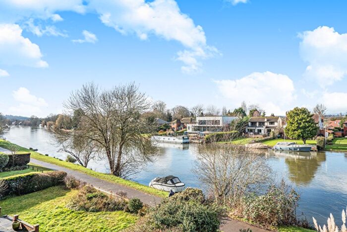 1 Bedroom Flat For Sale In Thames Side, Staines-Upon-Thames, TW18