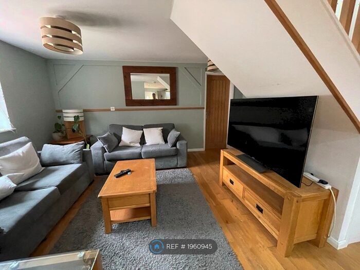 2 Bedroom Detached House To Rent In The Green, Hook, RG29