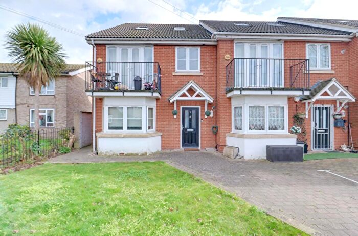 2 Bedroom Flat For Sale In Cherry Tree Lane, Rainham, RM13